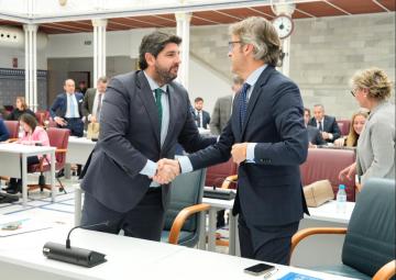 El presidente del Consejo de Gobierno, Fernando López Miras, felicita al consejero de Economía, Hacienda y Empresa, Luis Alberto Marín, tras la Sesión Plenaria El presidente del Consejo de Gobierno, Fernando López Miras, felicita al consejero de Economía, Hacienda y Empresa, Luis Alberto Marín, tras la Sesión Plenaria