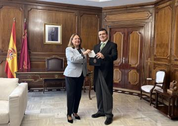 ‘La capacha’ recibe la aportación de la Asamblea Regional para el Santo y Real Hospital de Caridad.jpg