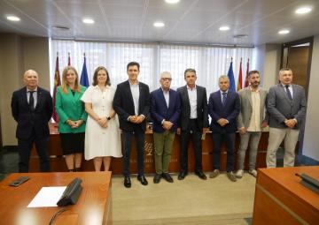 El presidente de COAG-IR Murcia, José Miguel Marín Marín, con los miembros de la Comisión de Asuntos Generales e Institucionales, de la Unión Europea y Derechos Humanos El presidente de COAG-IR Murcia, José Miguel Marín Marín, con los miembros de la Comisión de Asuntos Generales e Institucionales, de la Unión Europea y Derechos Humanos
