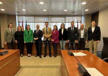 El director general de Impulso al Comercio, Innovación Empresarial e Industrias y Oficios Artesanales, Rafael Gómez Carrasco, con los miembros de la Comisión Especial de Estudio sobre el Pequeño Comercio en la Región de Murcia El director general de Impulso al Comercio, Innovación Empresarial e Industrias y Oficios Artesanales, Rafael Gómez Carrasco, con los miembros de la Comisión Especial de Estudio sobre el Pequeño Comercio en la Región de Murcia