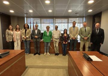 El ex director de la Fundación Secretariado Gitano, Jesús Salmerón Ruiz, con los miembros de la Comisión Especial de Estudio de Lucha contra la Pobreza y Exclusión Social en la Región de Murcia