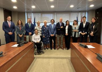 La presidenta de la Plataforma de Organizaciones de la Infancia de la Región de Murcia, Juana López Calero, con los miembros de la Comisión Especial de Estudio sobre Infancia y Adolescencia La presidenta de la Plataforma de Organizaciones de la Infancia de la Región de Murcia, Juana López Calero, con los miembros de la Comisión Especial de Estudio sobre Infancia y Adolescencia