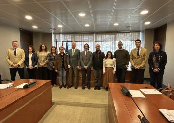 El presidente de la Asociación de Familias de Acogida de la Región de Murcia (AFAMU), Federico Padial Yedra, con los miembros de la Comisión Especial de Estudio sobre Infancia y Adolescencia