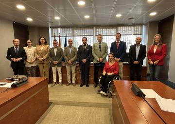 El alcalde de Mula, Juan Jesús Moreno García, con los miembros de la Comisión de Industria, Trabajo, Comercio y Turismo