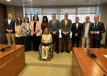 La presidenta de Alianza por el Turismo de la Región de Murcia, Carmen Ayala Lova, con los miembros de la Comisión de Industria, Trabajo, Comercio y Turismo