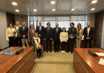 El director de Cáritas Región de Murcia, Jesús Martínez-Pujalte, con los miembros de la Comisión Especial de Estudio sobre Infancia y Adolescencia