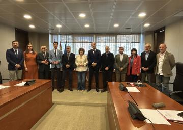 El presidente CGR Riegos Levante Margen Izquierda del Segura, Roque Luis Bru Bonet, con los miembros de la Comisión Especial de Estudio sobre la situación del Trasvase Tajo-Segura
