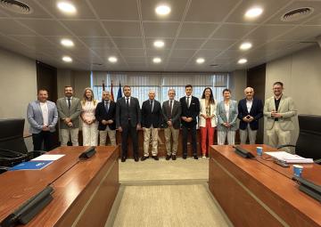 El presidente de CROEM, Miguel López Abad, con los miembros de la Comisión de Política Territorial, Medio Ambiente, Agricultura y Agua El presidente de CROEM, Miguel López Abad, con los miembros de la Comisión de Política Territorial, Medio Ambiente, Agricultura y Agua