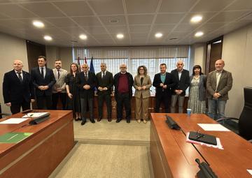 El director general de la Fundación Instituto Euromediterráneo del Agua, Francisco Cabezas Calvo-Rubio, con los miembros de la Comisión Especial de Estudio sobre la situación del Trasvase Tajo-Segura 