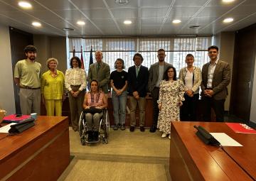 La presidenta de la Asociación de Atención Temprana de la Región de Murcia, Guadalupe Álvarez-Rodríguez Desch, con los miembros de la Comisión Especial de Estudio sobre Infancia y Adolescencia