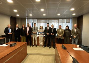 El presidente de la Comunidad de Regantes de Cartagena, Manuel Martínez Madrid, con los miembros de la Comisión Especial de Estudio sobre la situación del Trasvase Tajo-Segura tras las últimas medidas anunciadas por el Ministerio de Transición Ecológica