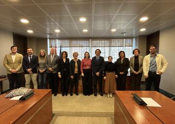 La presidenta de Red Madre Murcia, Carmen García Meroño, con los miembros de la Comisión Especial de Estudio sobre Infancia y Adolescencia