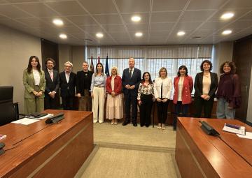 La secretaria general de UGT Región de Murcia, Francisca Sánchez Salmerón, con los miembros de la Comisión de Sanidad y Política Social