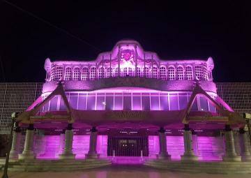 Foto de archivo: fachada principal de la Asamblea Regional iluminada con motivo del Día Internacional de la Eliminación de la Violencia contra la Mujer