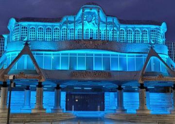 Foto de archivo: fachada principal de la Asamblea Regional iluminada de azul