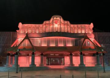 Foto de archivo: fachada principal de la Asamblea Regional iluminada de naranja