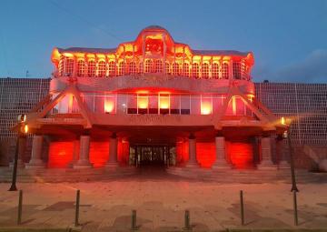 Foto de archivo: fachada principal de la Asamblea Regional iluminada de rojo