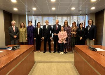 El consejero de Salud, Juan José Pedreño Planes, con los miembros de la Comisión de Sanidad y Política Social