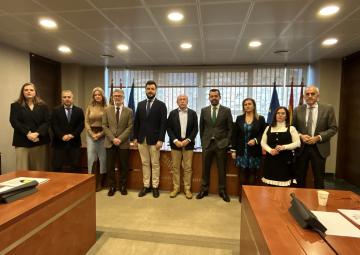 El expresidente de SACYR, Luis del Rivero Asensio, con los miembros de la Comisión Especial de Investigación sobre la liquidación fallida por daños y perjuicios en la construcción y explotación del Aeropuerto Internacional de la Región de Murcia El expresidente de SACYR, Luis del Rivero Asensio, con los miembros de la Comisión Especial de Investigación sobre la liquidación fallida por daños y perjuicios en la construcción y explotación del Aeropuerto Internacional de la Región de Murcia