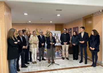 La presidenta de la Asamblea Regional, diputados y el concejal de Empleo, Formación y Contratación del Ayuntamiento de Cartagena en la entrega de juguetes La presidenta de la Asamblea Regional, diputados y el concejal de Empleo, Formación y Contratación del Ayuntamiento de Cartagena en la entrega de juguetes