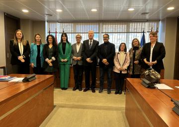 El presidente de FEDER, Juan Carrión Tudela, con los miembros de la Comisión de Sanidad y Política Social El presidente de FEDER, Juan Carrión Tudela, con los miembros de la Comisión de Sanidad y Política Social