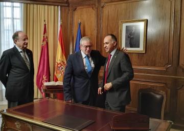 El presidente de la Asamblea, Alberto Castillo, y el rector de la UPCT, Alejandro Díaz Morcillo, se felicitan tras la firma del acuerdo, en presencia de Tomás Martínez Pagán El presidente de la Asamblea, Alberto Castillo, y el rector de la UPCT, Alejandro Díaz Morcillo, se felicitan tras la firma del acuerdo, en presencia de Tomás Martínez Pagán