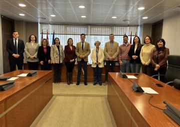 La presidenta de Thader Consumo, Juana Pérez, con los miembros de la Comisión Especial de Estudio sobre el Pequeño Comercio en la Región de Murcia