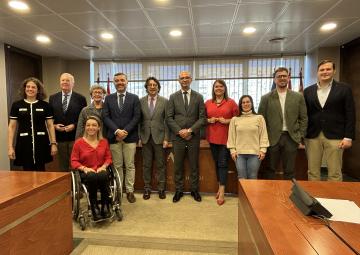 El consejero de Educación y Formación Profesional, Víctor Marín Navarro, con los miembros de la Comisión Especial de Estudio sobre Infancia y Adolescencia El consejero de Educación y Formación Profesional, Víctor Marín Navarro, con los miembros de la Comisión Especial de Estudio sobre Infancia y Adolescencia