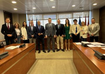 El director general de Administración Local, Francisco Abril Ruiz, con los miembros de la Comisión Especial de Estudio para abordar el Reto Demográfico y la Despoblación en la Región de Murcia El director general de Administración Local, Francisco Abril Ruiz, con los miembros de la Comisión Especial de Estudio para abordar el Reto Demográfico y la Despoblación en la Región de Murcia