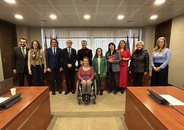 El presidente de FEDER, Juan Carrión Tudela, con los miembros de la Comisión para las Personas con Discapacidad