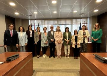 La consejera de Política Social, Familias e Igualdad, Conchita Ruiz, con los miembros de la Comisión para las Personas con Discapacidad