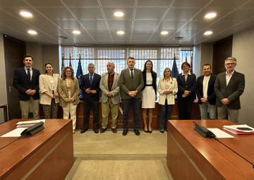 El profesor jubilado de la Universidad de Murcia, Francisco Carreño Sandoval, con los miembros de la Comisión Especial de Estudio para abordar el Reto Demográfico y la Despoblación en la Región de Murcia