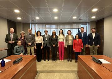 La consejera de Turismo, Cultura, Juventud y Deportes, Carmen María Conesa Nieto, con los miembros de la Comisión Especial de Estudio sobre Infancia y Adolescencia La consejera de Turismo, Cultura, Juventud y Deportes, Carmen María Conesa Nieto, con los miembros de la Comisión Especial de Estudio sobre Infancia y Adolescencia