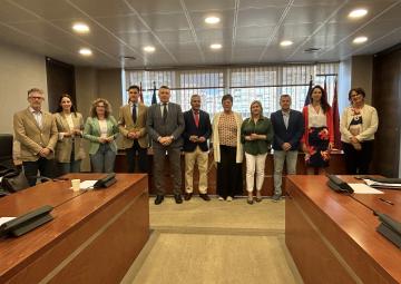 La presidenta de FADEMUR, Victoria Molina Gómez, con los miembros de la Comisión Especial de Estudio para abordar el Reto Demográfico y la Despoblación en la Región de Murcia