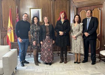 El presidente con representantes de la Asociación Mujeres con Nombre El presidente con representantes de la Asociación Mujeres con Nombre