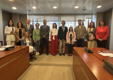 La presidenta de UNICEF Comité Murcia, Carolina Olivares Serrano, con los miembros de la Comisión Especial de Estudio sobre Infancia y Adolescencia