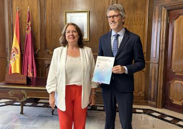 La presidenta de la Asamblea Regional, Visitación Martínez, recibe el Proyecto de Ley de Presupuestos regionales 2025 de manos del consejero Luis Alberto Marín