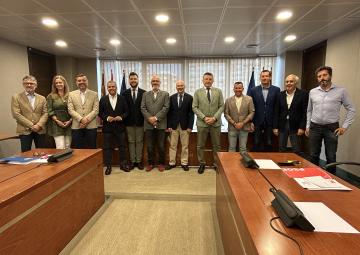 El director gerente de ADESPOFA, José Andrés García Cuestas, con los miembros de la Comisión de Política Territorial, Medio Ambiente, Agricultura y Agua