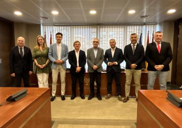 El presidente de PROEXPORT, Mariano Zapata Martínez, con los miembros de la Comisión de Asuntos Generales e Institucionales, de la Unión Europea y Derechos Humanos El presidente de PROEXPORT, Mariano Zapata Martínez, con los miembros de la Comisión de Asuntos Generales e Institucionales, de la Unión Europea y Derechos Humanos