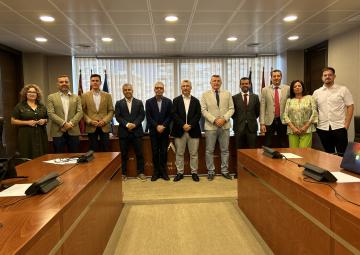 El científico titular del IGME-CSIC y profesor asociado de Hidrología de la Universidad de Murcia, José Luis García Aróstegui, con los miembros de la Comisión de Asuntos Generales e Institucionales, de la Unión Europea y Derechos Humanos El científico titular del IGME-CSIC y profesor asociado de Hidrología de la Universidad de Murcia, José Luis García Aróstegui, con los miembros de la Comisión de Asuntos Generales e Institucionales, de la Unión Europea y Derechos Humanos
