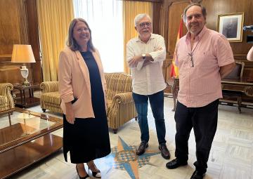 La presidenta de la Asamblea Regional, Visitación Martínez, junto a los co-directores del CEMOP, Ismael Crespo y Juan José García Escribano La presidenta de la Asamblea Regional, Visitación Martínez, junto a los co-directores del CEMOP, Ismael Crespo y Juan José García Escribano