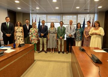 La consejera de Política Social, Familias e Igualdad, Conchita Ruiz Caballero, con los miembros de la Comisión Especial de Estudio sobre Infancia y Adolescencia La consejera de Política Social, Familias e Igualdad, Conchita Ruiz Caballero, con los miembros de la Comisión Especial de Estudio sobre Infancia y Adolescencia