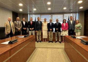 La alcaldesa del Ayuntamiento de Fuente Álamo, Juana María Martínez García, con los miembros de la Comisión de Asuntos Generales e Institucionales, de la Unión Europea y Derechos Humanos La alcaldesa del Ayuntamiento de Fuente Álamo, Juana María Martínez García, con los miembros de la Comisión de Asuntos Generales e Institucionales, de la Unión Europea y Derechos Humanos