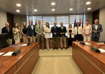 La directora de la Fundación Ingenio, Natalia Corbalán Romera, con los miembros de la Comisión de Asuntos Generales e Institucionales, de la Unión Europea y Derechos Humanos La directora de la Fundación Ingenio, Natalia Corbalán Romera, con los miembros de la Comisión de Asuntos Generales e Institucionales, de la Unión Europea y Derechos Humanos