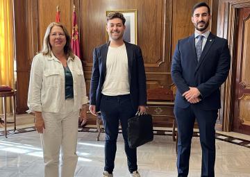 La presidenta de la Asamblea Regional, Visitación Martínez, con la asociación Equipo Europa La presidenta de la Asamblea Regional, Visitación Martínez, con la asociación Equipo Europa