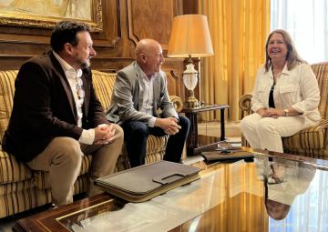 La presidenta de la Asamblea Regional, Visitación Martínez, junto con los representantes de FASEN, Mariano Cegarra y José Luis Aedo La presidenta de la Asamblea Regional, Visitación Martínez, junto con los representantes de FASEN, Mariano Cegarra y José Luis Aedo