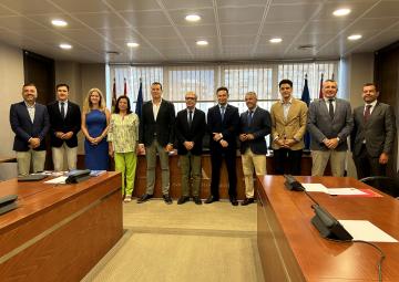 El ingeniero agrónomo y catedrático de la Universidad Politécnica de Cartagena (UPCT), Alejandro Pérez Pastor, con los miembros de la Comisión de Asuntos Generales e Institucionales, de la Unión Europea y Derechos Humanos El ingeniero agrónomo y catedrático de la Universidad Politécnica de Cartagena (UPCT), Alejandro Pérez Pastor, con los miembros de la Comisión de Asuntos Generales e Institucionales, de la Unión Europea y Derechos Humanos