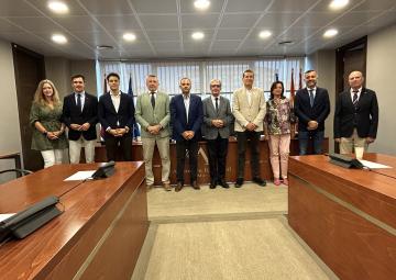 El secretario general de ASAJA, Alfonso Gálvez Caravaca, con los miembros de la Comisión de Asuntos Generales e Institucionales, de la Unión Europea y Derechos Humanos El secretario general de ASAJA, Alfonso Gálvez Caravaca, con los miembros de la Comisión de Asuntos Generales e Institucionales, de la Unión Europea y Derechos Humanos