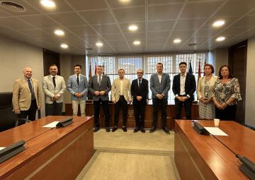 El ingeniero agrónomo, Pedro Fernández Molina, con los miembros de la Comisión de Asuntos Generales e Institucionales, de la Unión Europea y Derechos Humanos El ingeniero agrónomo, Pedro Fernández Molina, con los miembros de la Comisión de Asuntos Generales e Institucionales, de la Unión Europea y Derechos Humanos