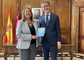 La presidenta de la Asamblea Regional, Visitación Martínez, recibe de manos del consejero de Economía, Hacienda y Empresa, Luis Alberto Marín, el Proyecto de Ley de Presupuestos Generales de la Comunidad Autónoma para 2024